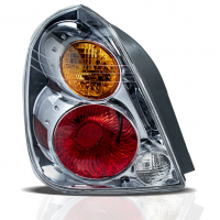 Calavera con Izquierda en Dos Colores con Fondo Cromado y Arnés Eagle Eyes para Altima