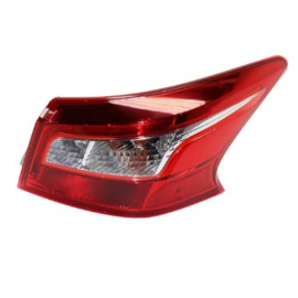 Calavera Exterior Derecha con Luz LED sin Arnés Diforza para Sentra B17