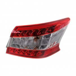 Calavera Exterior Derecha con Arnés y Luz LED Diforza para Sentra B17