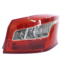 Calavera Exterior Derecha sin Arnés Auto Magic para Sentra B17